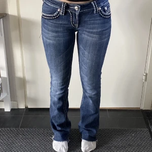 Miss me jeans - Super snygga lågmidjade och bootcut miss me jeans i jätte bra skick!❤️skriv privat för fler bilder och hör av er vid frågor eller vid köp!