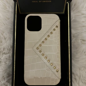 ideal of sweden iphone 12 skal - Säljer detta otroligt fina skal då jag redan har ett sådant och även fått en ny mobil! Skalet har aldrig provats och är helt OANVÄNT, alltså ny skickt. 100% veganskt. Original pris 699kr. Hör av dig vid frågor eller fler bilder. PRISET KAN DISKUTERAS!❤️