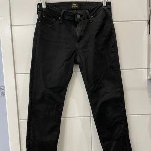 Svarta Lee jeans  - Storlek: W30 L31 Använda en gång, normal i storleken. 