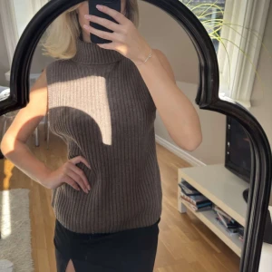 Stickad väst - Väst från &other stories. Använd fåtal gånger 