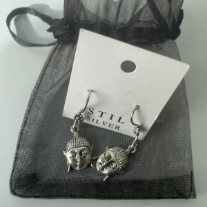 Silver örhängen - Ett var buddha örhängen som jag fått men aldrig använt! Äkta silver och frakt ingår