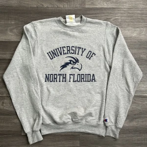 Champion UNI Of North Florida Sweatshirt  - Snygg college sweatshirt från champion i storlek S! Bara att skriva om du undrar över något🙏