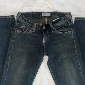 lee jeans vintage, lågmidjade. Midja tvärst över 35, innerbensmått 82. Har tyvärr ingen bild på då dem är för små! 💓