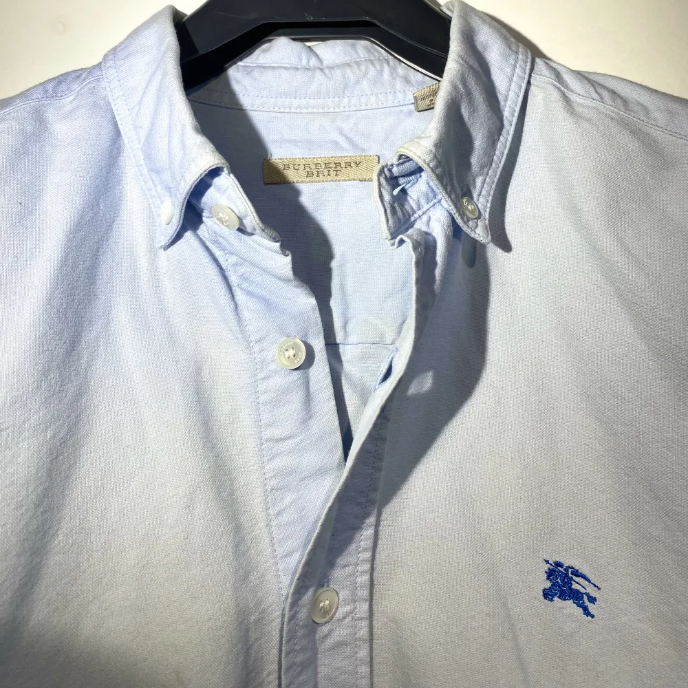 Hej, säljer en ljusblå skjorta från Burberry. Storlek small och True To Size. Utmärkt skick, sparsamt använd. Nypris 5000kr+. Passar perfekt under en ziptröja, kavaj eller bara med ett par jeans. Grym kvalite. Pris kan diskuteras. Hör av dig vid frågor. . Skjortor.