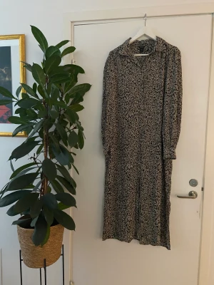 Skjortklänning svart/vit - Lindex svart/vit mönstrad lång skjortklänning  Stl: S men något oversize  Skick: Enbart testad av mig, nyskick