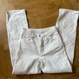 Weekday Manchesterbyxor - Vita manchesterbyxor från weekday. Sitter väldigt bra på. Mid/highwaist. Strl 36. Sparsamt använda, två små fläckar i fram, kan nog tvättas bort.