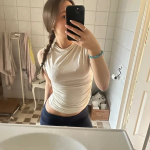 Beige tröja, väldigt skön och fin passform. - Bra skick! Väldigt skön, använder inte längre.