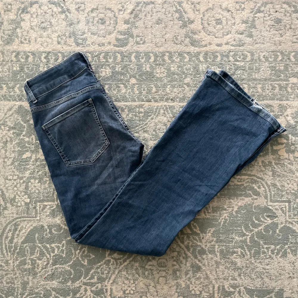 Supersnygga lowwaist Nelly jeans i super stretchigt och skönt material. Snygga sömmar längst hela framsidan ben.  Sitter tyvärr inte bra på mig så säljer vidare😇. Tyvärr lite upptrampade på hälarna derför nedsatt pris!🌸. Jeans & Byxor.