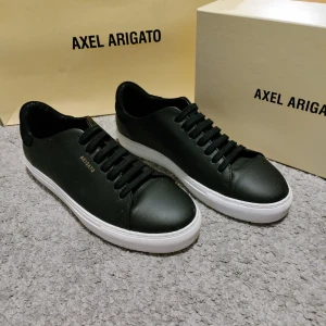 Axel Arigato skor  - Skorna är endast använda en gång. Jättebra skick. Boxen samt kvittot kommer med på köpet. Minsta lilla fundering är det bara att höra av dig i dm.