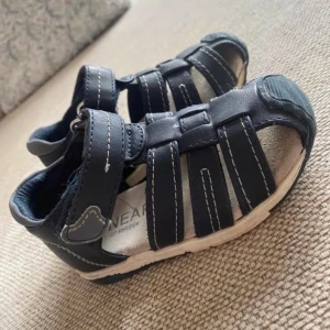 Sandaler  - Ett par sandaler i storlek 21, endast provade på min son utomhus 1 gång så i mycket bra skick, inget att anmärka på. 