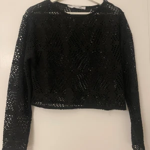 Fisknätströja - Lager 157 - Säljer denna svarta fisknätströja från Lager 157!❤️ Använd fåtal gånger, bra skick. Lite kortare i modellen. Pris kan diskuteras!❤️ *Tvättas Alltid*