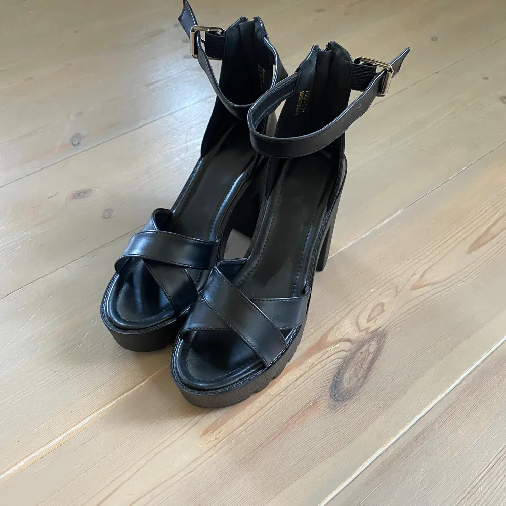 Nya svarta sandaler strl 37. Skor.