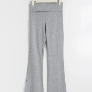 Gina Tricot Soft Touch Folded Trousers - 2 stycken par byxor i storlek M använda en gång på båda