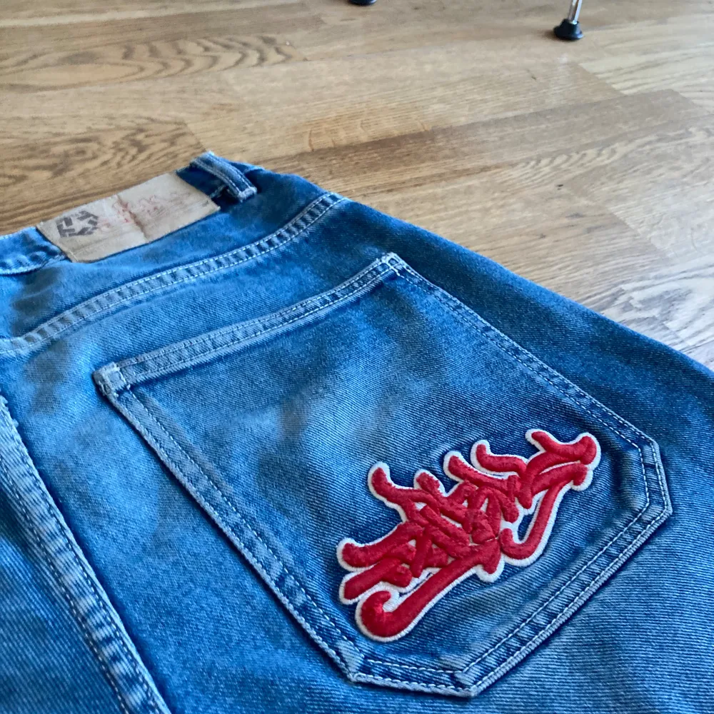 Riktigt sköna blåa baggy jeans men snygga detaljer som på bakfickan och ett coolt märke på vänster fickan. Storlek 32. . Jeans & Byxor.
