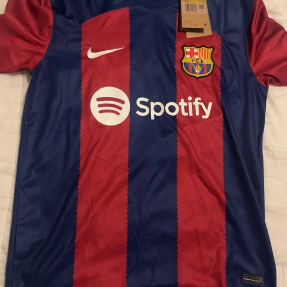 Helt ny Barca tröja perfekt nu till sommaren . T-shirts.