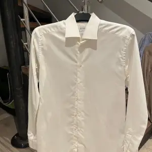 Säljer denna vita skjorta från Eton i strl 38, slim. Den är använd väldigt få gånger så är i i väldigt fint skick.  Nypris: 1700kr Mitt pris : 800kr  Pris kan diskuteras vid smidig affär 