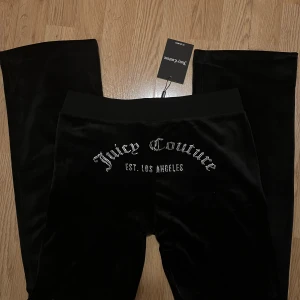 Juicy Couture Byxor  - Oanvända, helt nya svarta juicy couture byxor i storlek S.