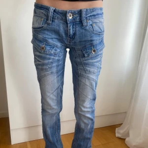 Low waist jeans  - Säljer nu mina low wasit jeans då dom inte passar längre!🥰Står på dom att dom är en storlek 38 men skulle säga mer en 34/36