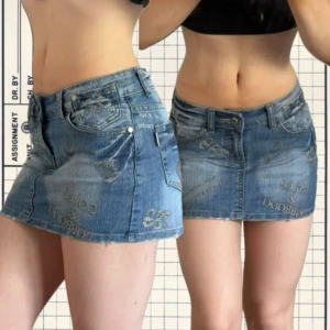 Super snygg y2k mini jeanskjol - Snygg vintage unik jeanskjol, köpt second hand. Aldrig använd själv och i bra skick!