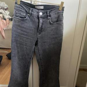 lågmidjade bootcut jeans från gina tricot som tyvärr inte kommer till användning🩷 endast använd några gånger. storlek 32.