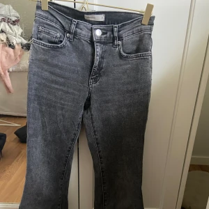 gina tricot jeans  - lågmidjade bootcut jeans från gina tricot som tyvärr inte kommer till användning🩷 endast använd några gånger. storlek 32.