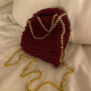 Väska - Egenvirkad stella McCartney liknande väska, i jätte fin vinröd färg med guldkedja ❤️ 