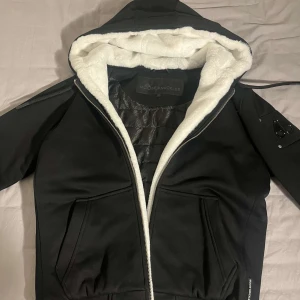Moose Knuckels hoodie/Jacka - Moose knuckels hoodie som man kan andvända som jacka, väldigt fint skick andvänd i ungefär 1 vecka. Köpt i nk Stockholm för 4,299, kvitto finns. Priset går att diskuteras vid snabb affär! Storlek S men passar M