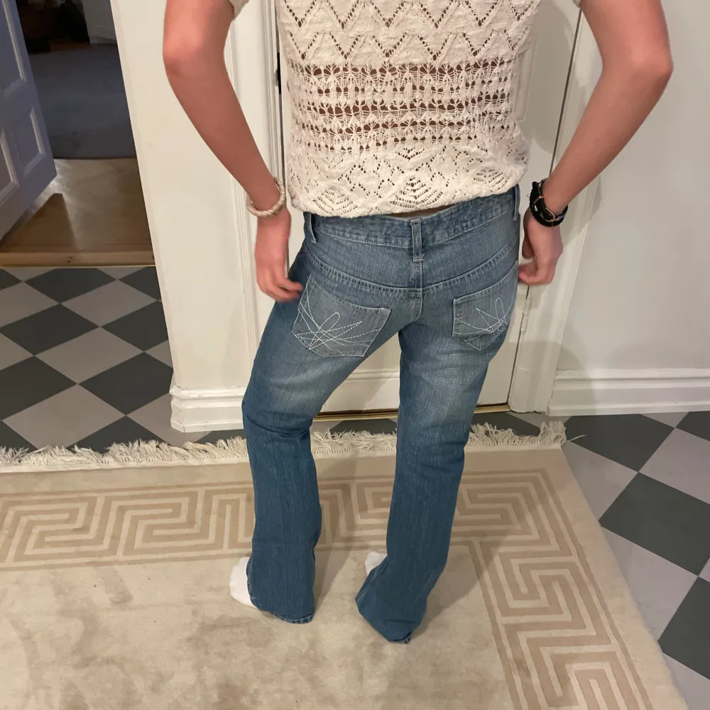 Säljer dessa sjukt snygga lågmidjade bootcut jeansen i en jätte fin blå färg! Jätte fina detaljer på fickorna, sjukt fin pass form också 💗midjemått: 38-39 cm, innerbenslängden: 79-80 cm, benöppningen: 23 cm, grenhöjden: 19 cm. 💗. Jeans & Byxor.