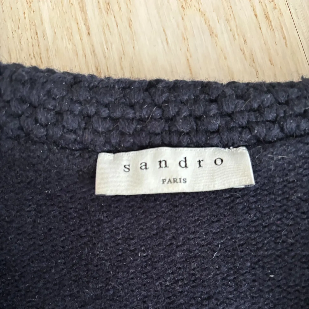Super fin mörkblå Sandro tröja i 100% ull. Storlek 0/xs Köpt på Nk för ca 2700 . Tröjor & Koftor.