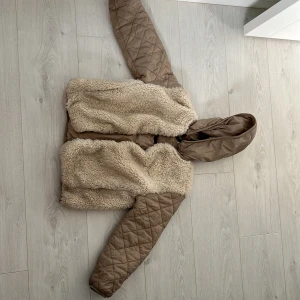 Fluffig jacka från zara storlek 128 - Fluffig jacka från zara för tjej. Den är använd och i okej skick 