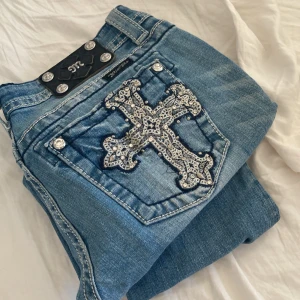 Miss me jeans - Miss me jeans som jag köpte från en tjej på plick. OBS insydda i benen så de är kortare än vanligt. Storlek 30 men är lite för stora för mig som normalt har XS-S i byxor
