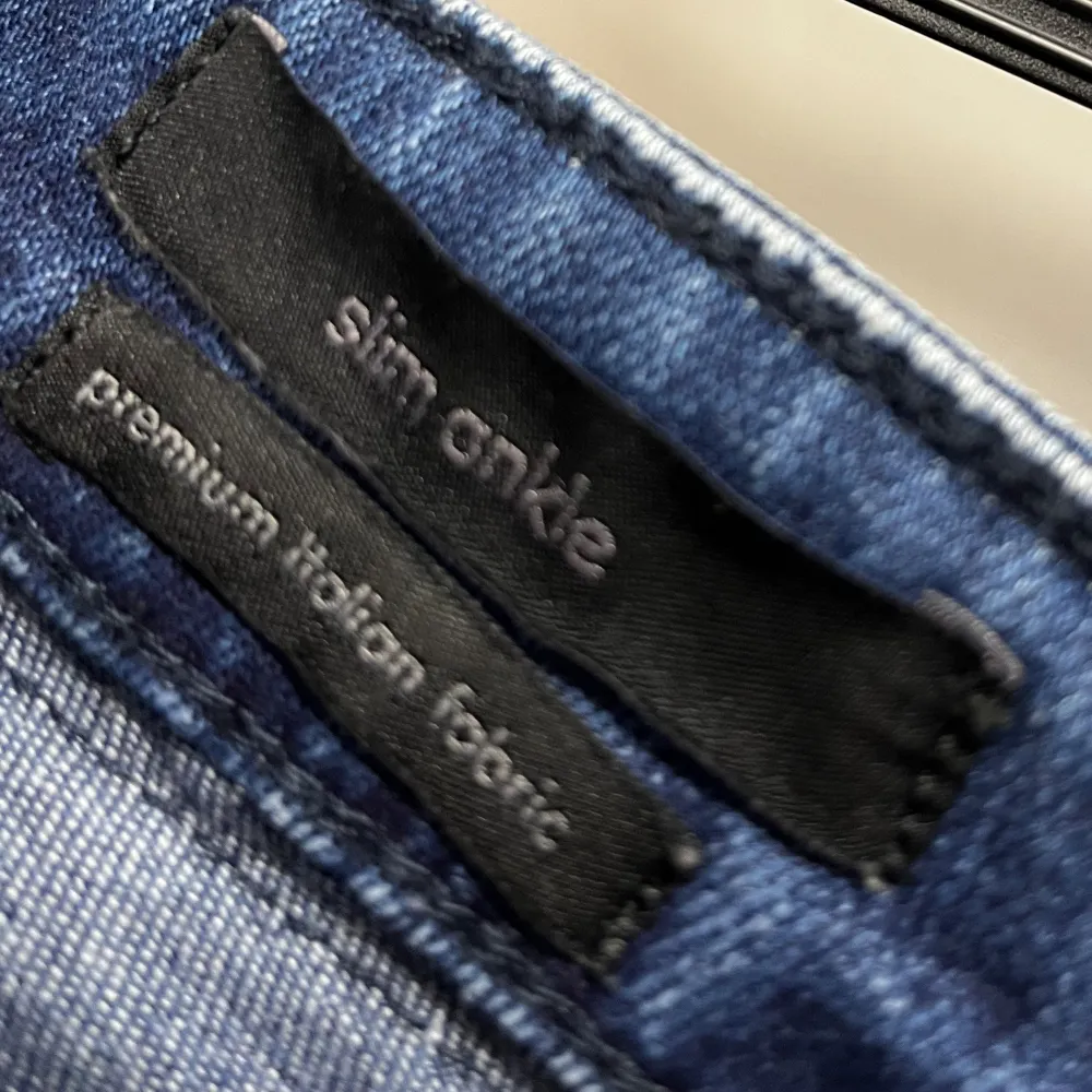 Fint skick med slitningar från fabrik, skriv ifall ni har frågor . Jeans & Byxor.