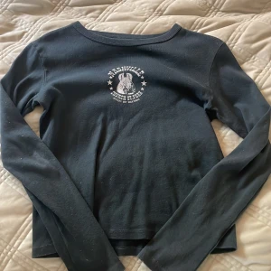 Brandy melville 🩷  - Fint skick, jag har använt den kanske 3 gånger🩷 inga fläckar, tvättas innan de skickas 