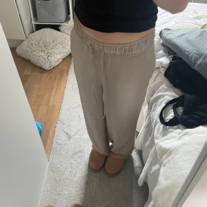 Satinbyxor - Champagne färgade satinbyxor från Hm i storlek XS. Byxorna är i nyskick! Säljer de då jag inte använder. Jag är ca 164cm och det är lite långa på mig. Hör av dig vid fler frågor/fler bilder!!
