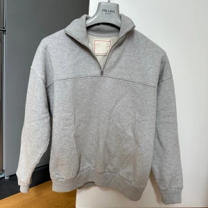 JEANERICA - Half-Zip tröja - Använd 2 ggr. Ljusgrå Half-Zip tröja från JEANERICA. 