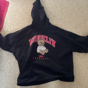 ✨Hoodie✨ - Den här Hoodien är nog den skönaste Hoodien jag någonsin ägt jätte mysig material jätte skönt att ha på sig ute på sommarkvällarna när det är kyligt ute✨🤩👌🏽