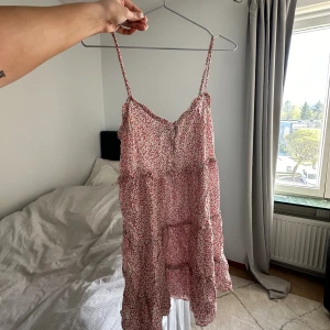 Klänning - Blommig söt klänning från Zara!! Den är inte för kort i längd på mig som är 166