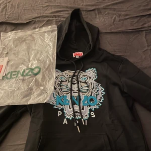 Kenzo hoddi Storlek M passar S,  - Hej ! Säljer nu min kenzo hoddi har haft den ett tag den samlar bara dam använder knappt, riktigt bra skick,! Hör av er om ni vill ha den 