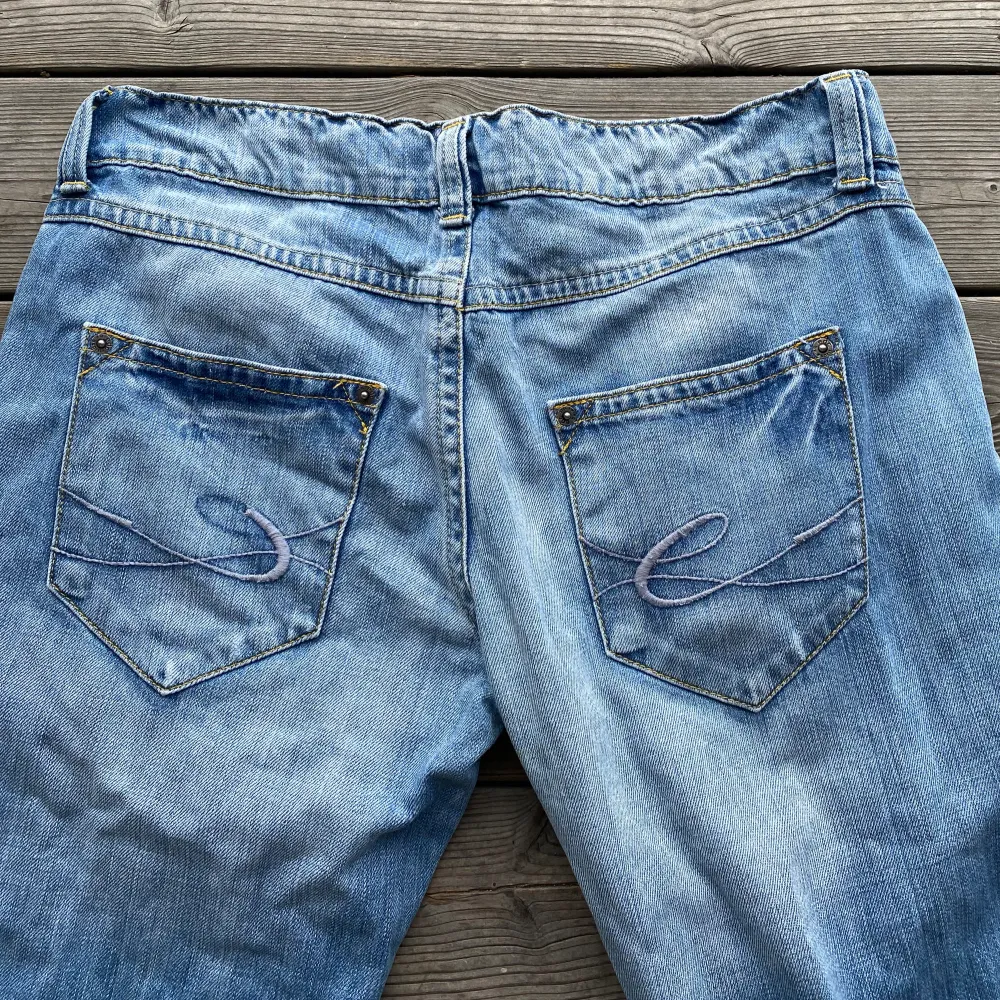 Jättefina lågmidjade esprit jeans i fint skick med unik brodering på fickorna. Storlek W30 så passar nog runt s/m. . Jeans & Byxor.