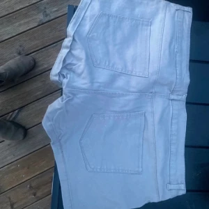 Shorts med mönster - Korta shorts i beige/grå med mönster fram. Tyg jeansaktigt. Låg midja, 