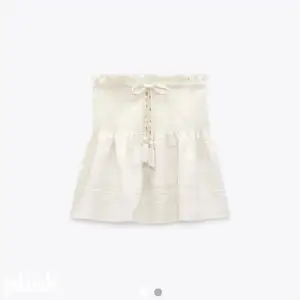 Säljer min fina kjol från zara som är perfekt nu till sommaren. Säljer då jag har två likadana. Den är i storlek S men passar även som XS och M då det är resår i midjan. Skriv för funderingar.