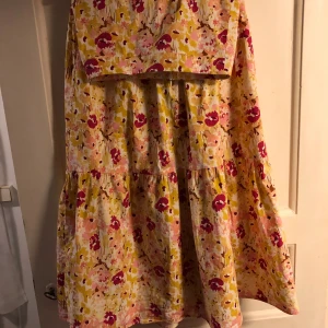 Maxikjol Gina tricot x Maja Nilsson Lindelöv  - Blommig underbar maxikjol från Gina Tricots kollektion med Maja Nilsson Lindelöf. I nyskick, aldrig använd! Nypris 499 kr. 