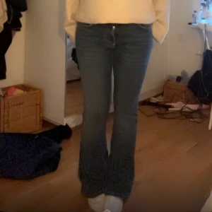 Lågmidjade bootcut jeans  - lågmidjade bootcut jeans ifrån gina, aldrig använda ny skick! 