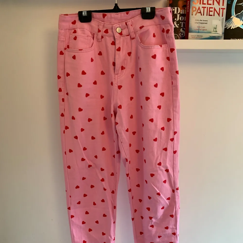 Supergulliga rosa jeansliknande byxor med röda hjärtan från Shein❤️🩷 använda en gång, normala i storleken . Jeans & Byxor.