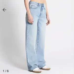 Säljer mina ljusblåa jeans som aldrig är använda. Jag säljer de för 120kr men köparen kommer även stå för frakt💗💗