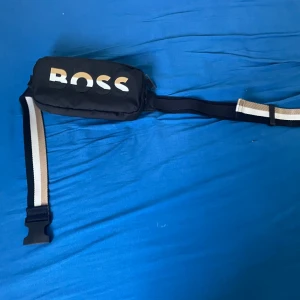 Hugo boss väska one size  - Jätte fin Hugo boss väska helt ny finns kvitto använd några gånger bara kan också bytas mot nått pris diskuteras