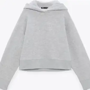 Säljer denna hoodie från Zara då den blivit för kort för mig. Tröjan har används några få gånger, men är för kort. Skriv privat för mer bilder.