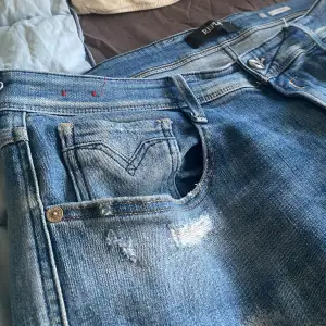 Ett par riktigt feta replay jeans med slitningar! Jeansen är i fantastisk skick och har modellen anbass.   OBS: Står inte i jeansen vilken storlek, men passar mig som är 182:67kg med ett bälte