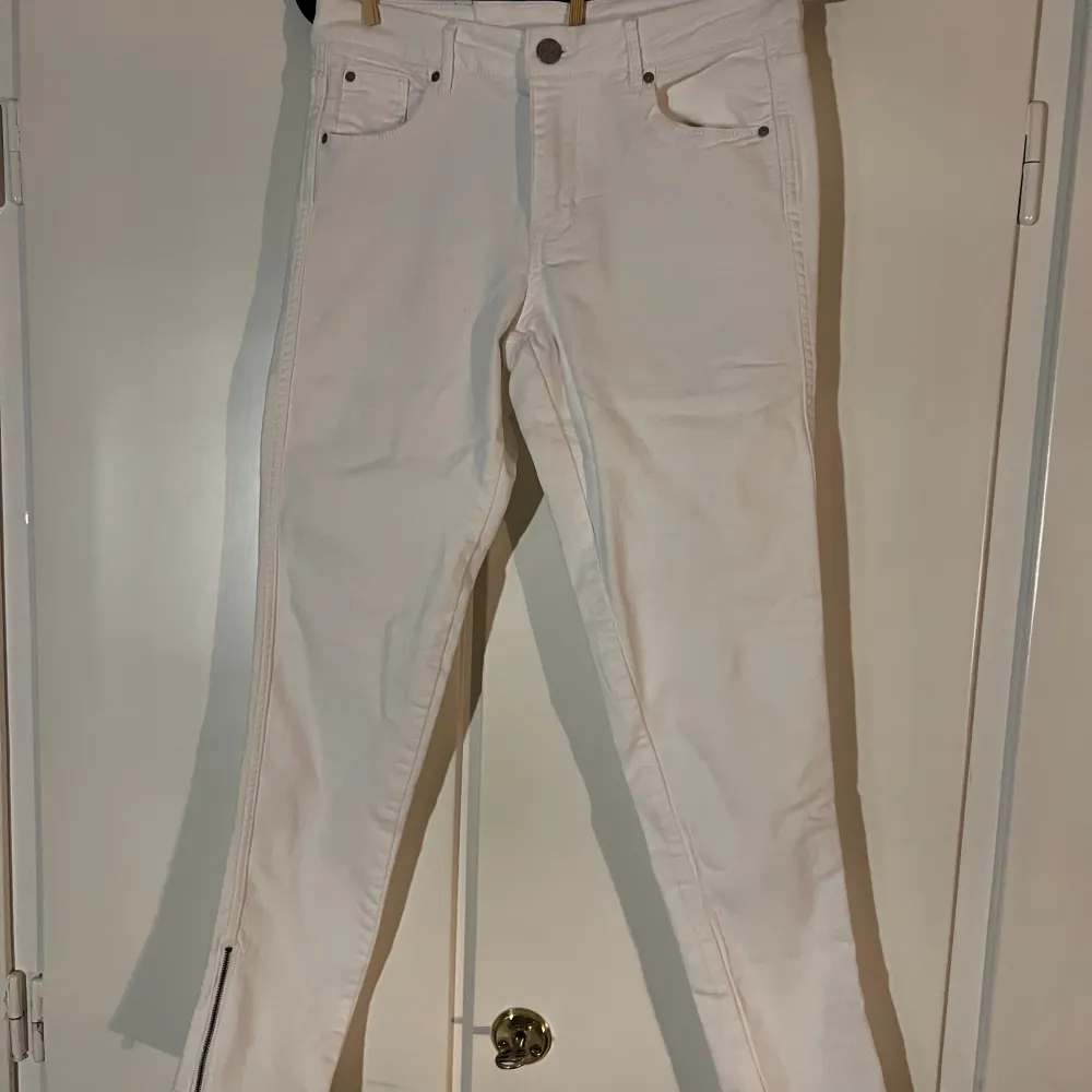 Vita jeans med dragkedja längst ner vid anklarna. Jeans & Byxor.