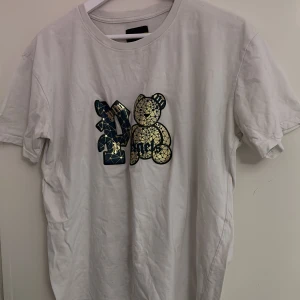 palm angels tshirt  - säljer min palm angels tshirt för jag inte använder den längre, nytvättad. står att tröjan är i storlek XXL men den passar mest till L